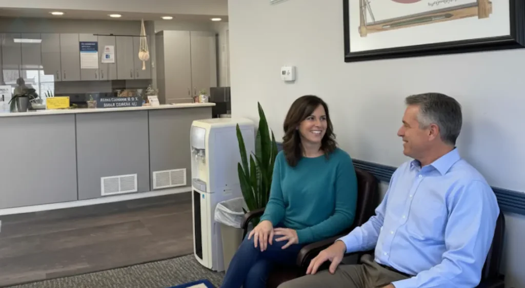 La confortable y moderna sala de espera de Diseño de Sonrisas, la clínica dental líder para implantes dentales en Westfield, NJ