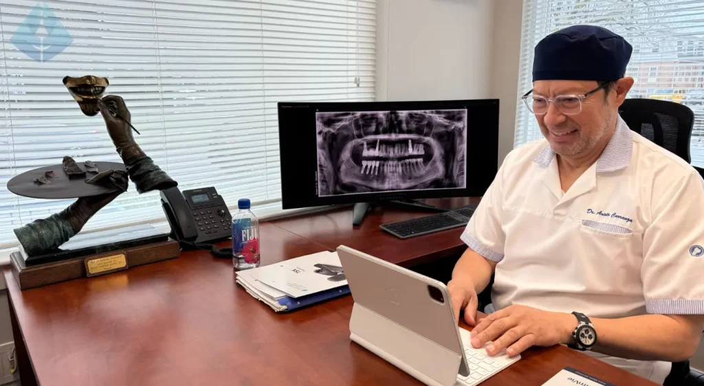 El Dr. Aristo Carranza explicando un plan de tratamiento personalizado para evitar el rechazo de implantes dentales