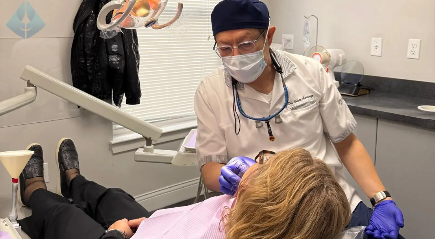 Paciente satisfecho discutiendo el éxito de su tratamiento de implantes dentales en la clínica Diseño de Sonrisas en Westfield, NJ.