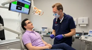 Paciente adulto discutiendo su plan de odontología cosmética NJ en la clínica Diseño de Sonrisas en Westfield