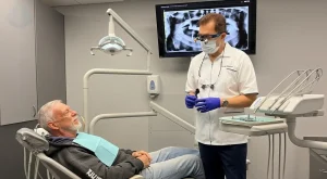 Paciente adulto sonriendo en la clínica dental Diseño de Sonrisas en Westfield, NJ, con el Dr. Aristo Carranza.