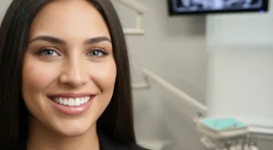 Paciente feliz mostrando sus carillas sin desgaste dental en consultorio de Westfield NJ